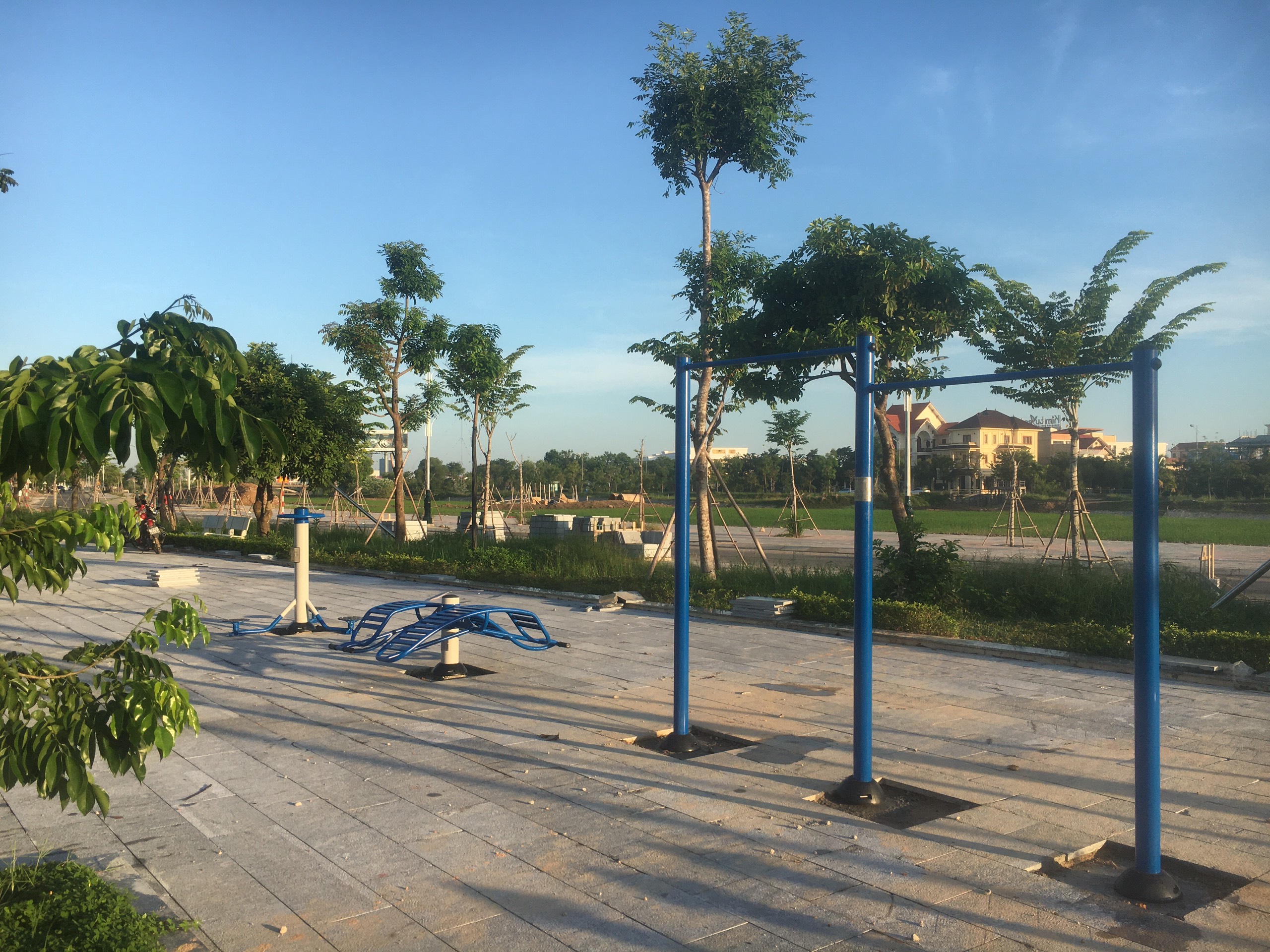 Giá dụng cụ tập thể dục ngoài trời