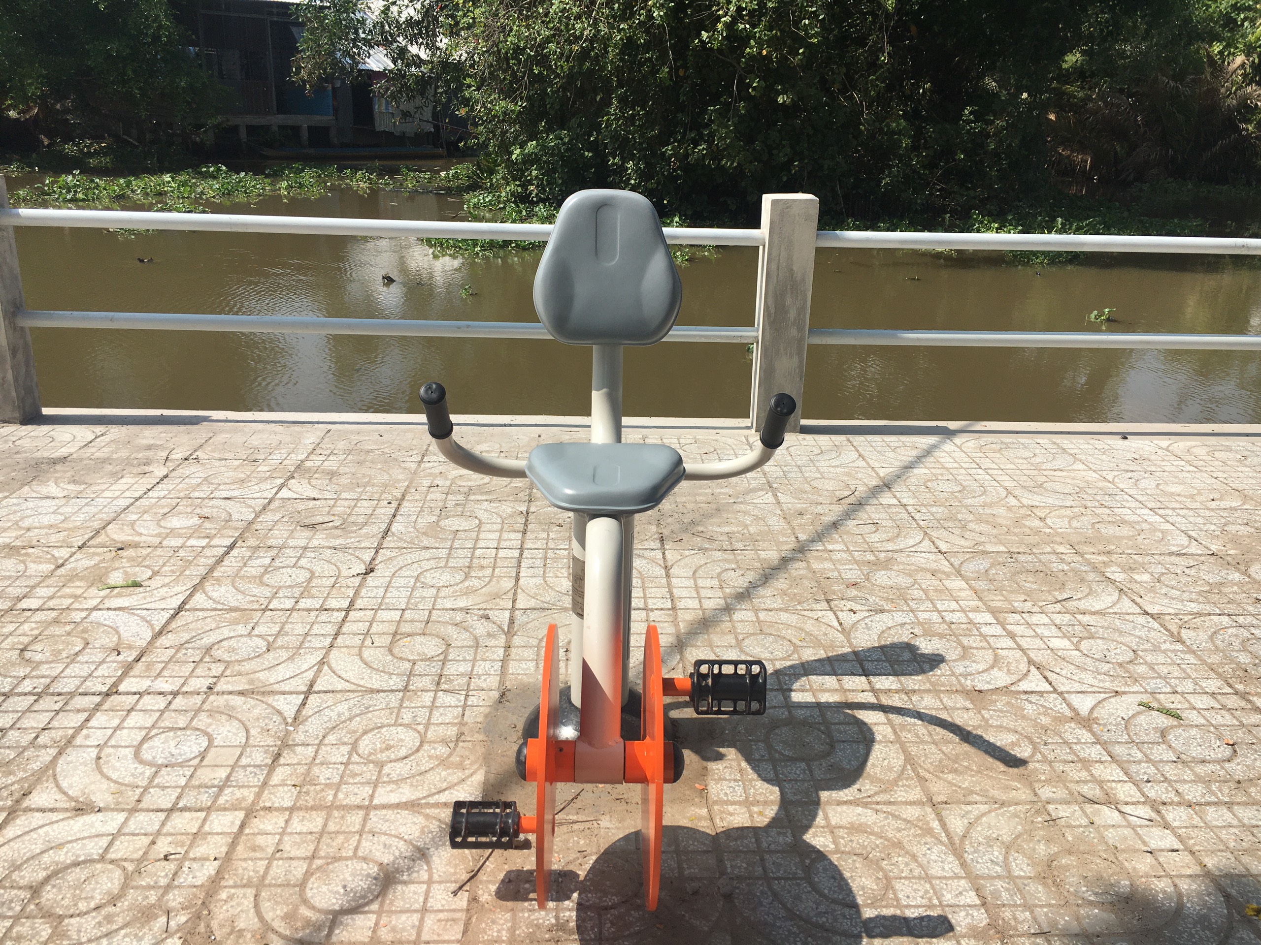 máy tập thể dục đạp chân