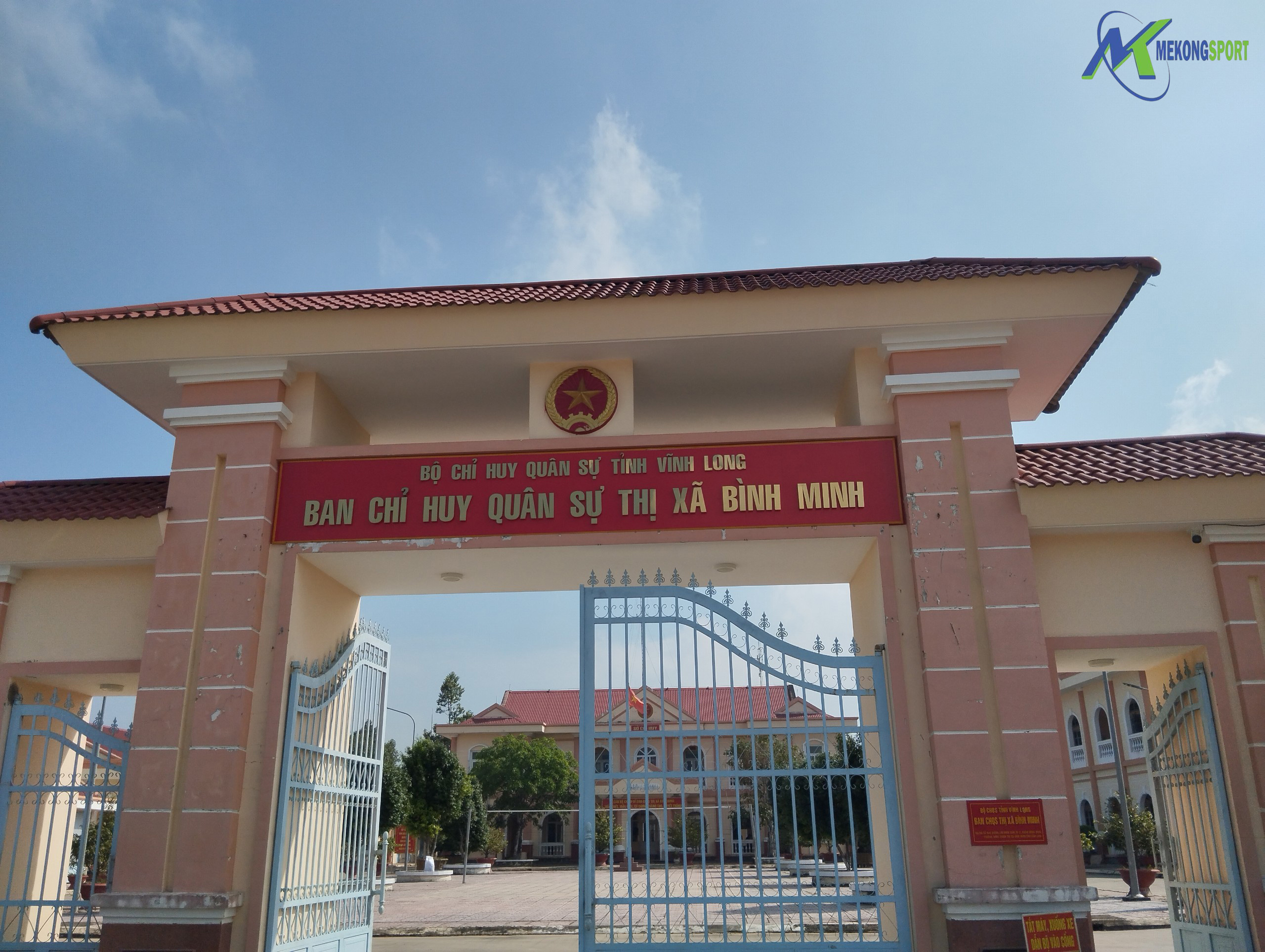 VĨNH LONG – BỘ CHỈ HUY QUÂN SỰ XÃ BÌNH MINH HỖ TRỢ DỤNG CỤ THỂ THAO NGOÀI TRỜI ĐẾN VỚI NGƯỜI DÂN TRÊN ĐỊA BÀN. 1 z5023037457944 1f3ebe5bfbb4c8feabe1eb5000fde976