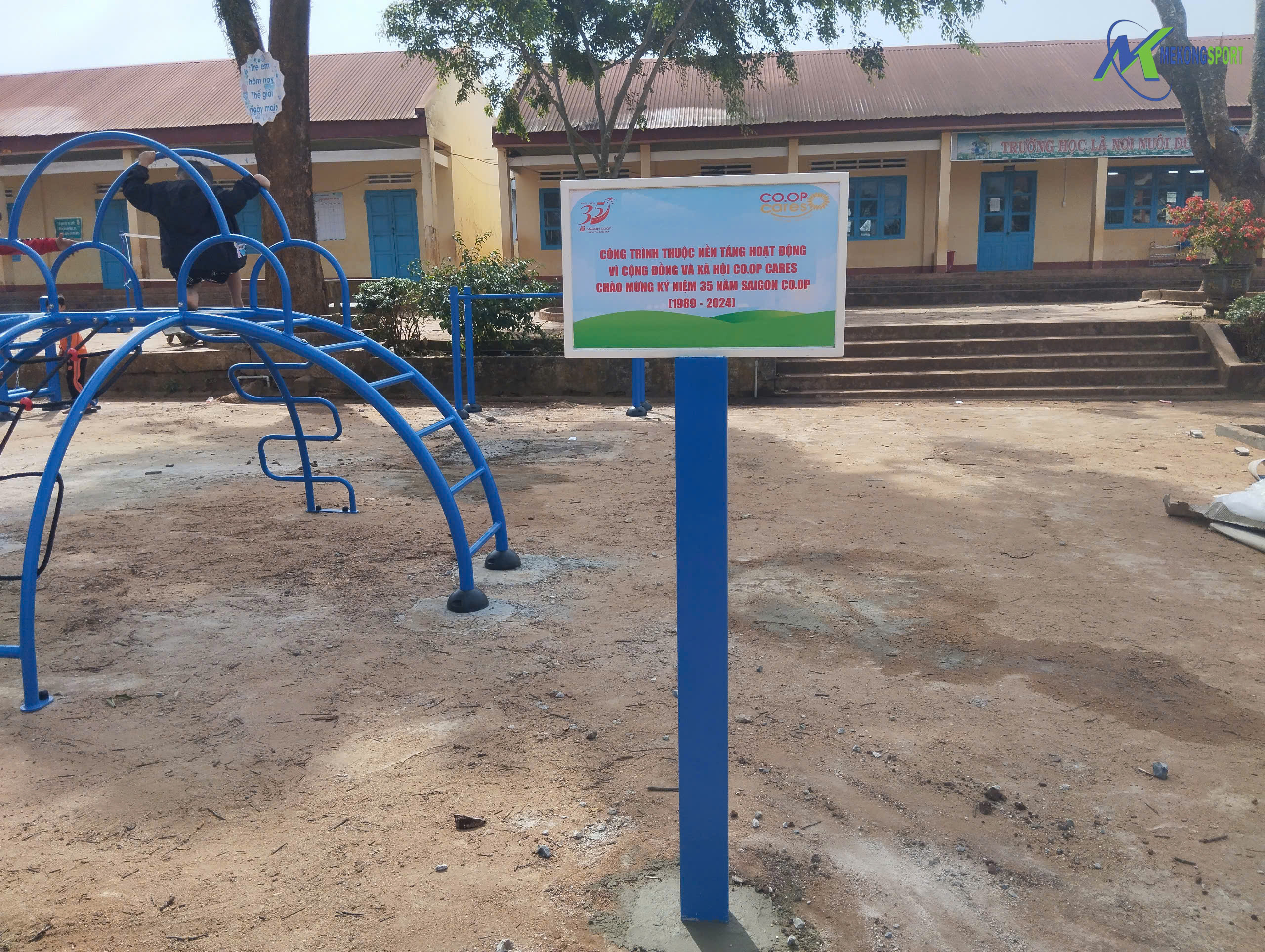 HÀNH TRÌNH CÙNG SAIGON CO.OP (CHUỖI SIÊU THỊ CO.OP MART) ĐƯA DỤNG CỤ THỂ THAO, TRÒ CHƠI TRẺ EM ĐẾN VỚI 13 TRƯỜNG HỌC TẠI 6 TỈNH THÀNH. 11 z6154194487675 f2e9c1ba49cab815bac5e65e3040ca9a