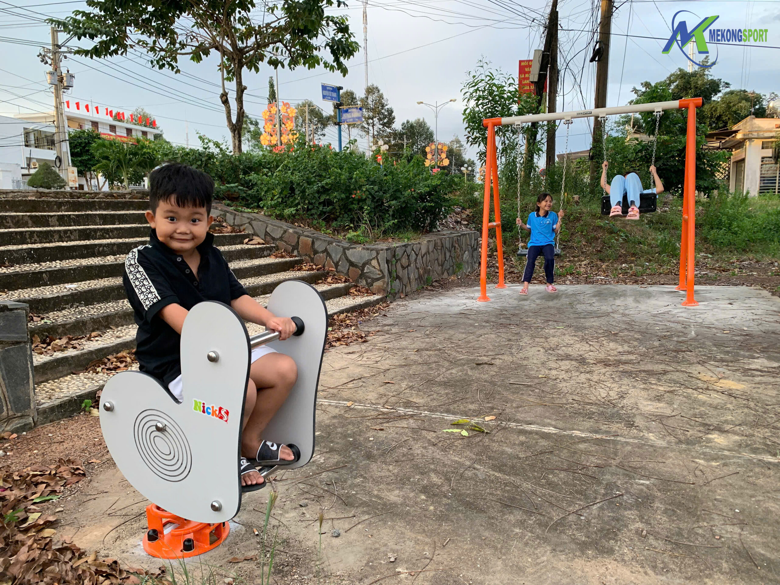 ĐỒNG NAI - GẦN 500 BỘ DỤNG CỤ TẬP THỂ DỤC CHO NGƯỜI LỚN VÀ TRÒ CHƠI TRẺ EM ĐƯỢC LẮP ĐẶT TẠI 90 ĐỊA ĐIỂM TRÊN ĐỊA BÀN HUYỆN VĨNH CỬU. 14 z6161904339842 1d26e6788fc1425dc7aa83f0fae63399 scaled