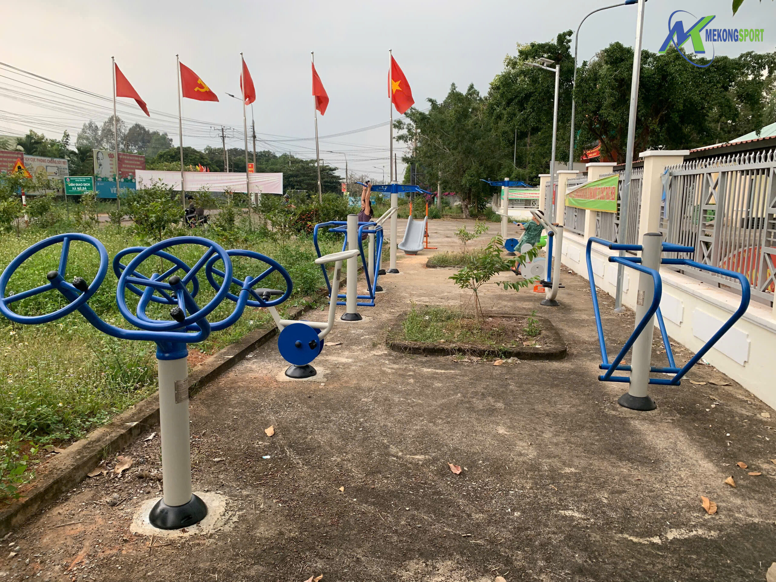 ĐỒNG NAI - GẦN 500 BỘ DỤNG CỤ TẬP THỂ DỤC CHO NGƯỜI LỚN VÀ TRÒ CHƠI TRẺ EM ĐƯỢC LẮP ĐẶT TẠI 90 ĐỊA ĐIỂM TRÊN ĐỊA BÀN HUYỆN VĨNH CỬU. 18 z6171534912712 7e6b80cbe243177a816a8ac7dd6a4cfb scaled