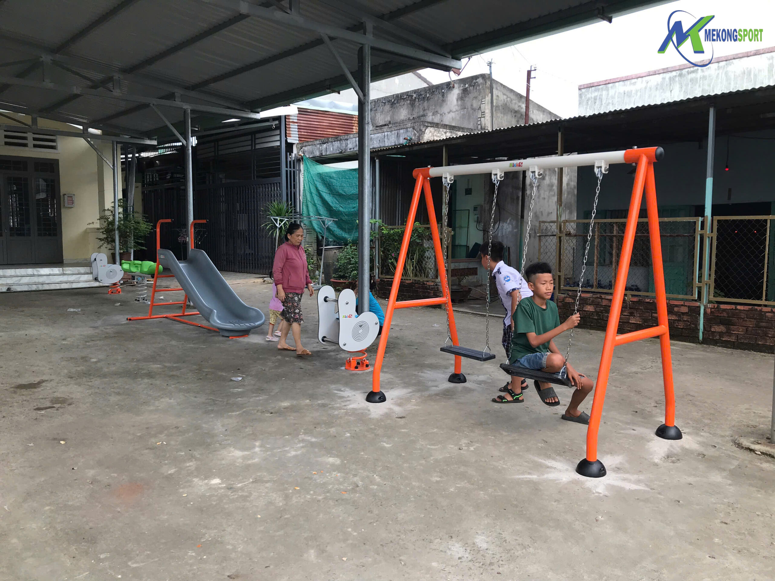 ĐỒNG NAI - GẦN 500 BỘ DỤNG CỤ TẬP THỂ DỤC CHO NGƯỜI LỚN VÀ TRÒ CHƠI TRẺ EM ĐƯỢC LẮP ĐẶT TẠI 90 ĐỊA ĐIỂM TRÊN ĐỊA BÀN HUYỆN VĨNH CỬU. 16 z6183066896496 8e92b28ad96751abca1858644c49ef6a scaled