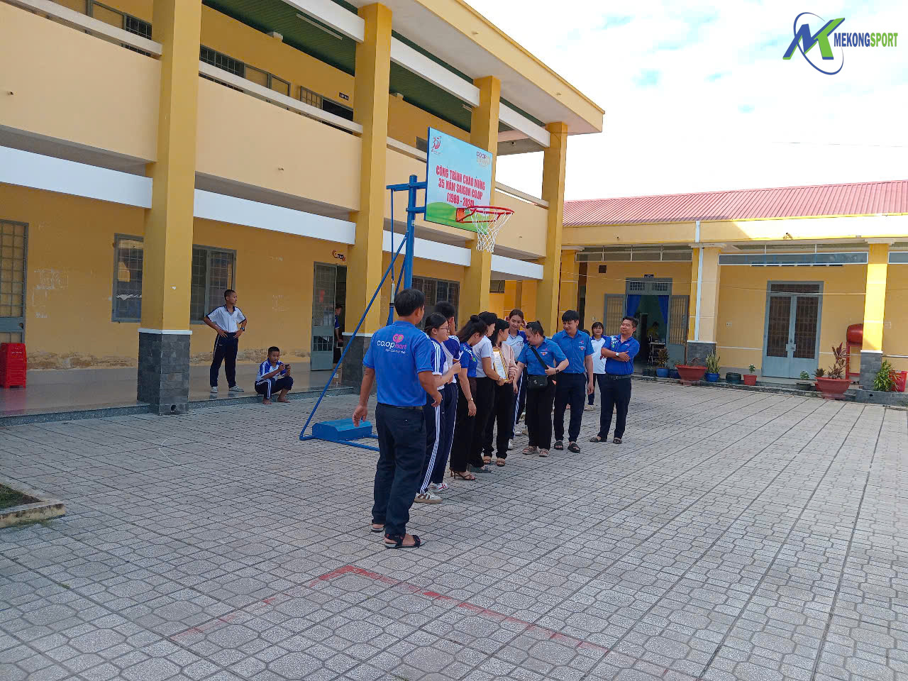 HÀNH TRÌNH CÙNG SAIGON CO.OP (CHUỖI SIÊU THỊ CO.OP MART) ĐƯA DỤNG CỤ THỂ THAO, TRÒ CHƠI TRẺ EM ĐẾN VỚI 13 TRƯỜNG HỌC TẠI 6 TỈNH THÀNH. 14 z6193104522161 7505231e84ff4e13920ed319b7dd5623