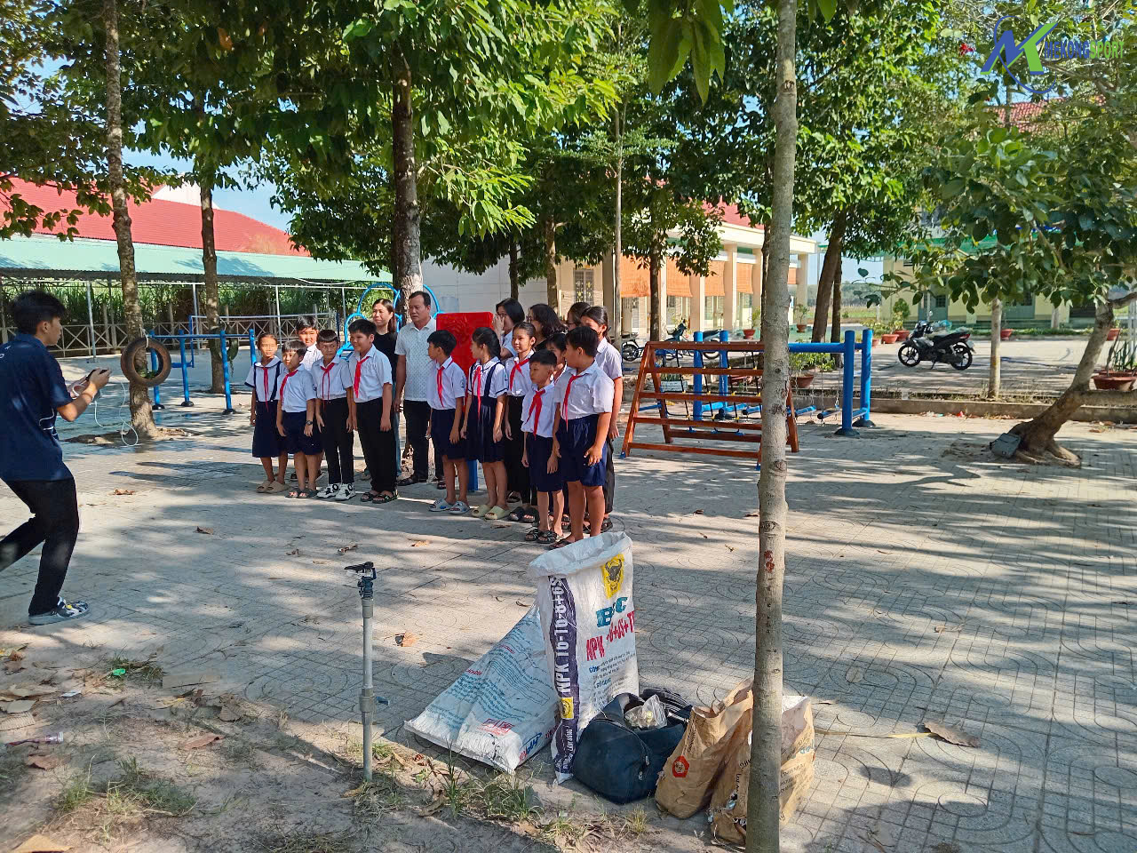 HÀNH TRÌNH CÙNG SAIGON CO.OP (CHUỖI SIÊU THỊ CO.OP MART) ĐƯA DỤNG CỤ THỂ THAO, TRÒ CHƠI TRẺ EM ĐẾN VỚI 13 TRƯỜNG HỌC TẠI 6 TỈNH THÀNH. 16 z6196331920767 a5d5c2d17c5a9ca5f6988f9bb1c89b97