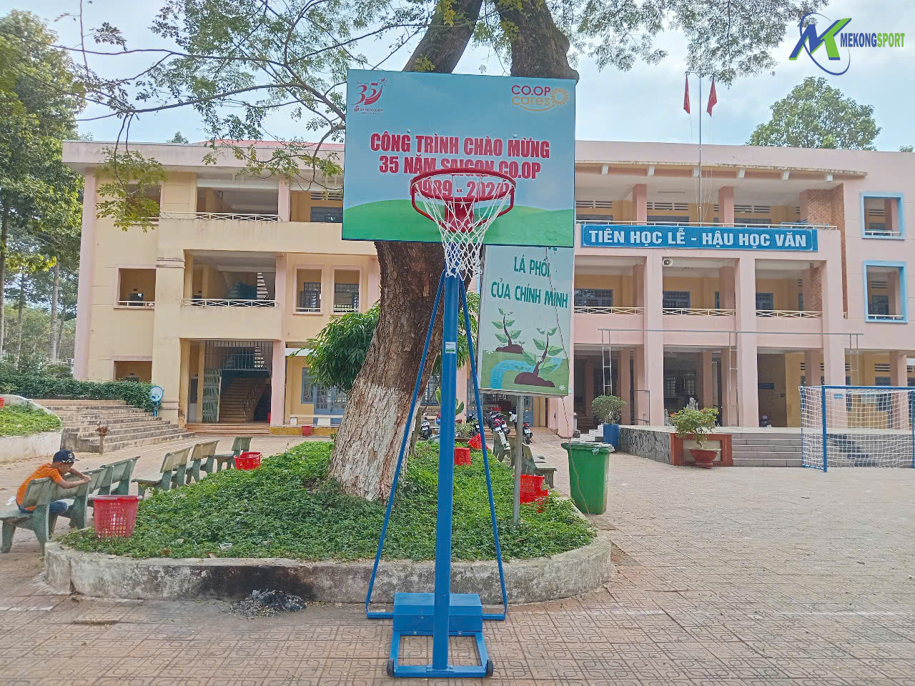 HÀNH TRÌNH CÙNG SAIGON CO.OP (CHUỖI SIÊU THỊ CO.OP MART) ĐƯA DỤNG CỤ THỂ THAO, TRÒ CHƠI TRẺ EM ĐẾN VỚI 13 TRƯỜNG HỌC TẠI 6 TỈNH THÀNH. 6 z6205180786073 7a9930765ff9209147b2e7d509321954