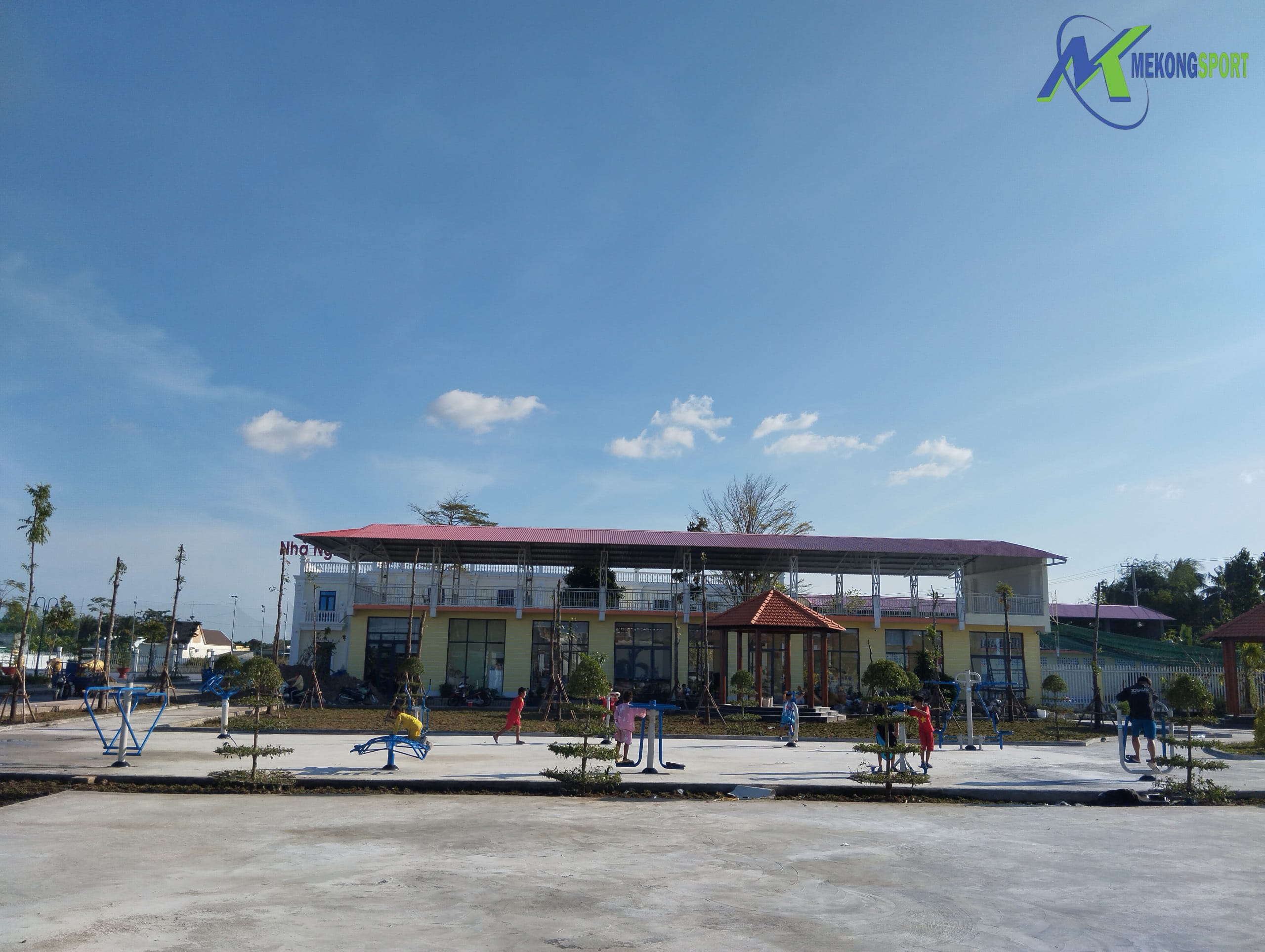 BAC LIEU – LAP DAT DUNG CU CONG VIEN TRUNG TAM HUYEN HOA BINH.mekongsport.1