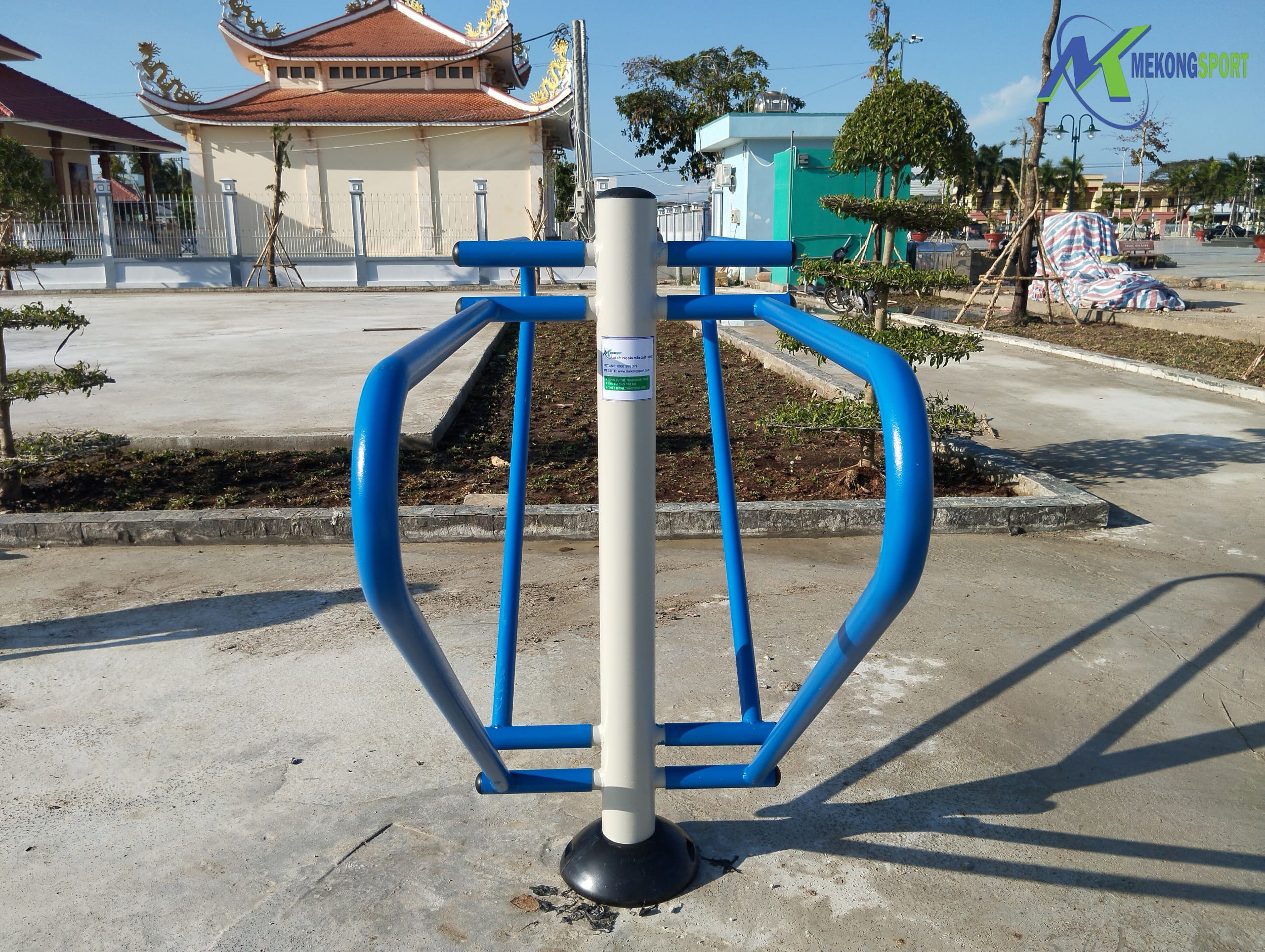 BAC LIEU – LAP DAT DUNG CU CONG VIEN TRUNG TAM HUYEN HOA BINH.mekongsport.10