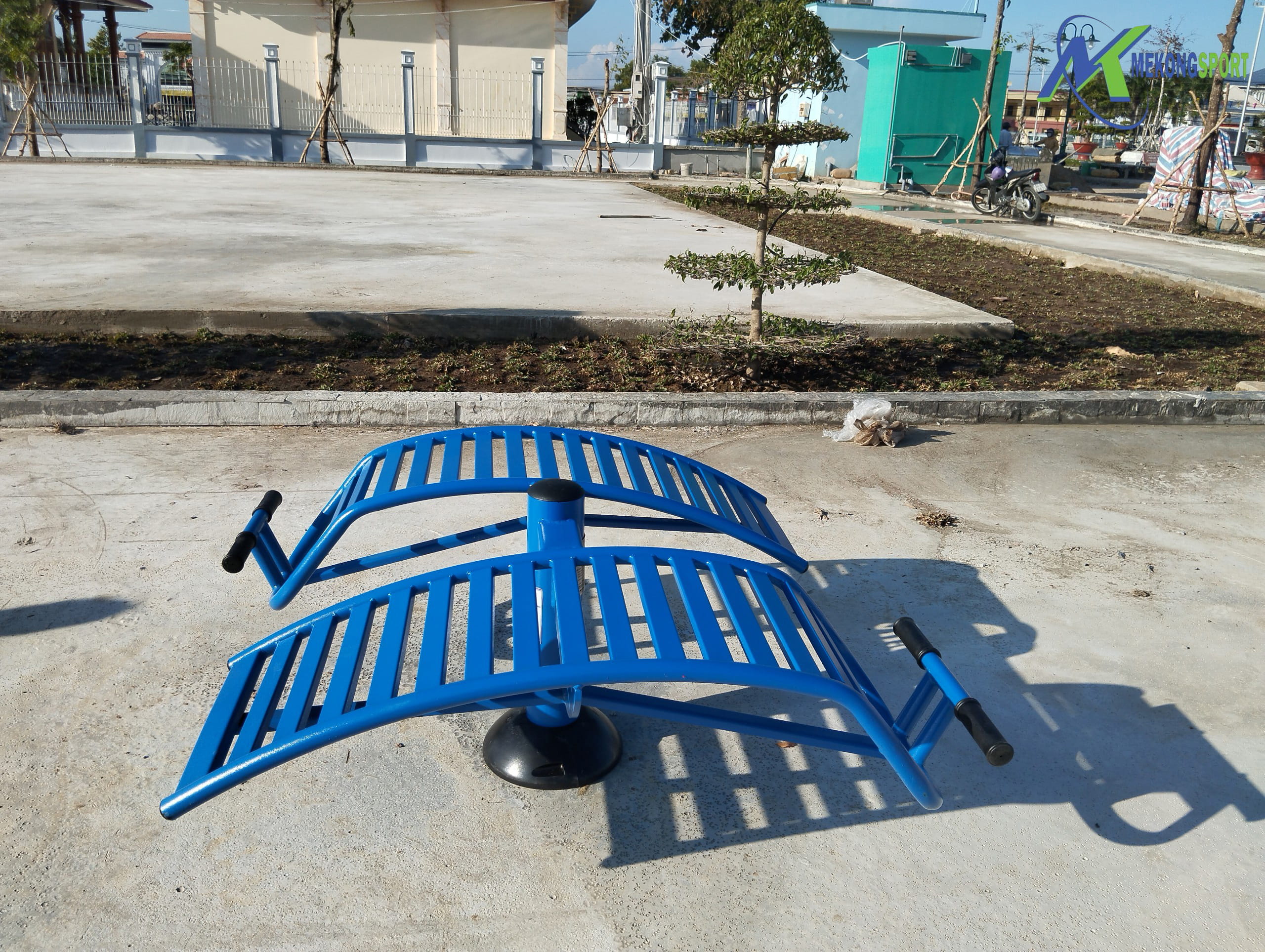 BAC LIEU – LAP DAT DUNG CU CONG VIEN TRUNG TAM HUYEN HOA BINH.mekongsport.11