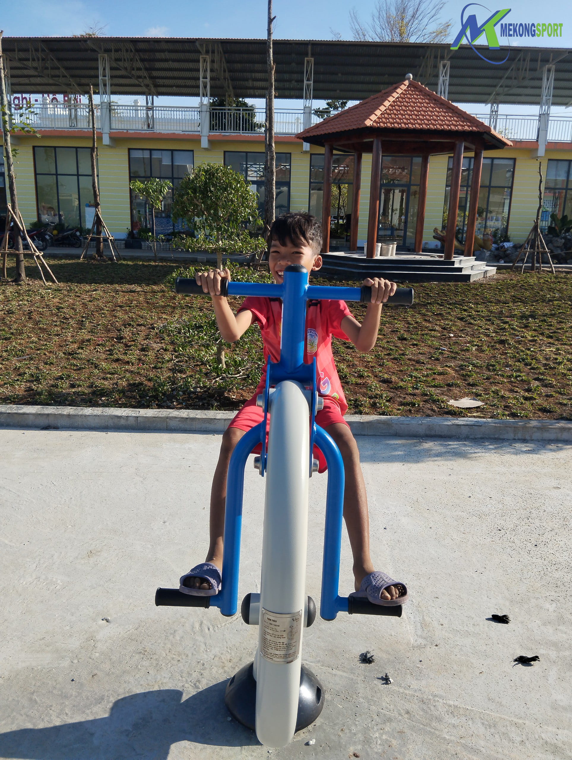 BAC LIEU – LAP DAT DUNG CU CONG VIEN TRUNG TAM HUYEN HOA BINH.mekongsport.12