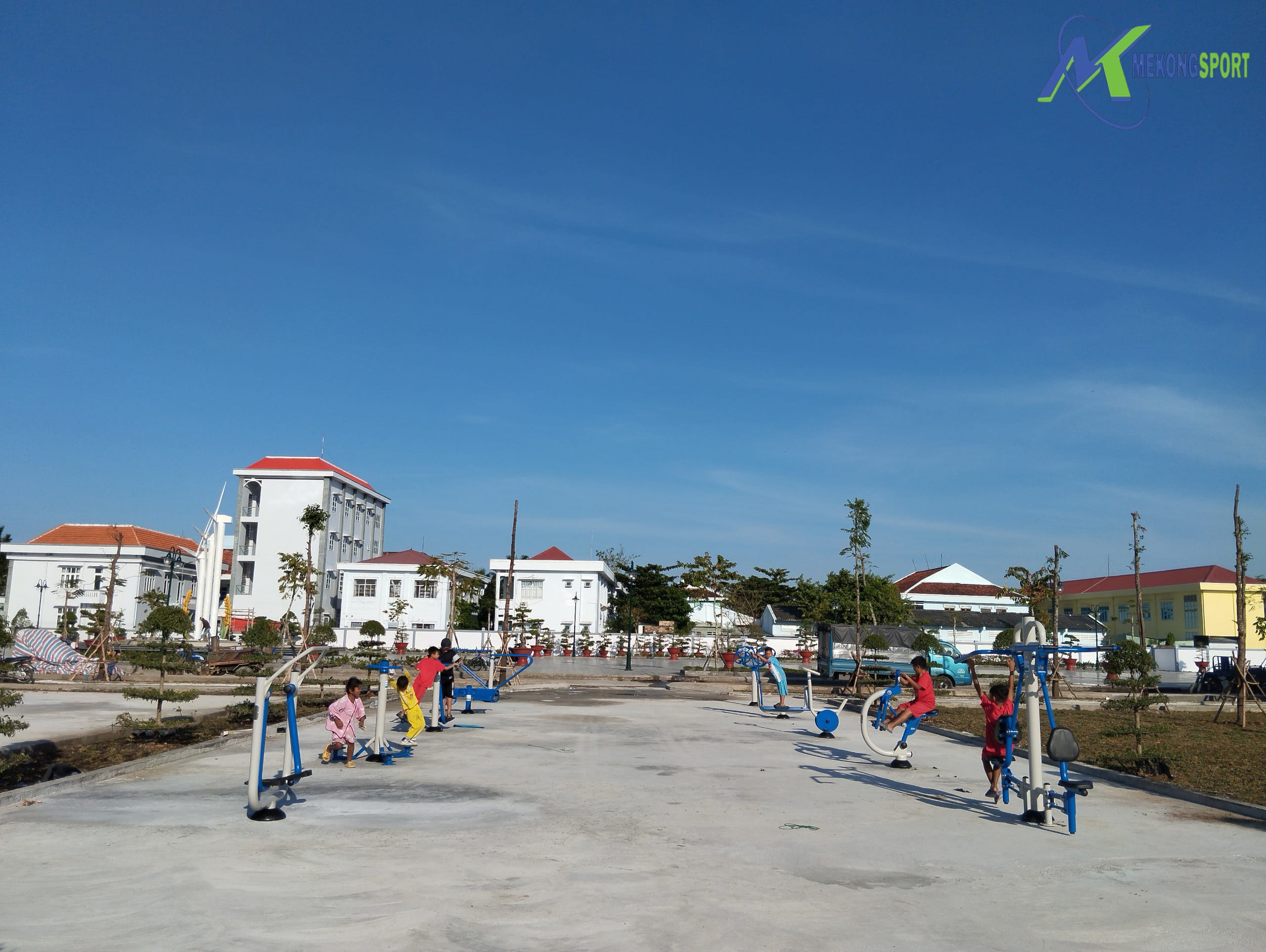 BAC LIEU – LAP DAT DUNG CU CONG VIEN TRUNG TAM HUYEN HOA BINH.mekongsport.3