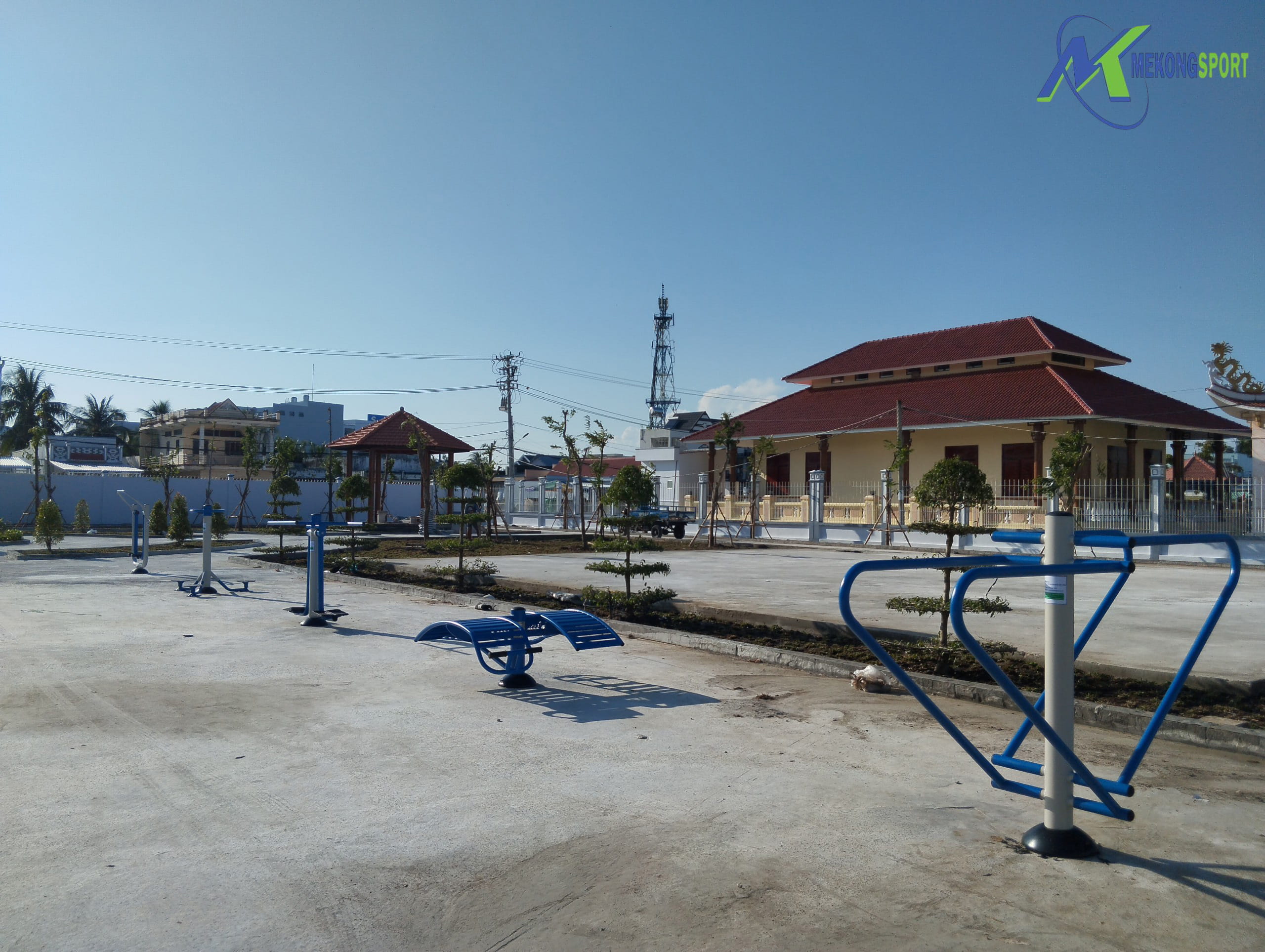 BAC LIEU – LAP DAT DUNG CU CONG VIEN TRUNG TAM HUYEN HOA BINH.mekongsport.4