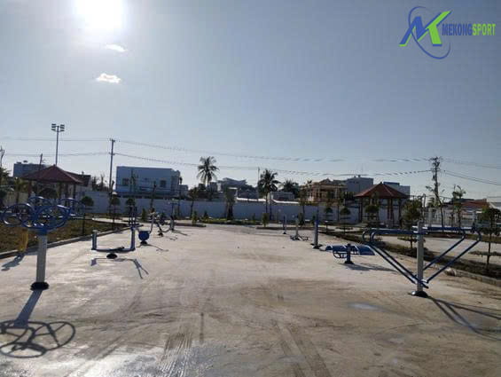 BAC LIEU – LAP DAT DUNG CU CONG VIEN TRUNG TAM HUYEN HOA BINH.mekongsport.5