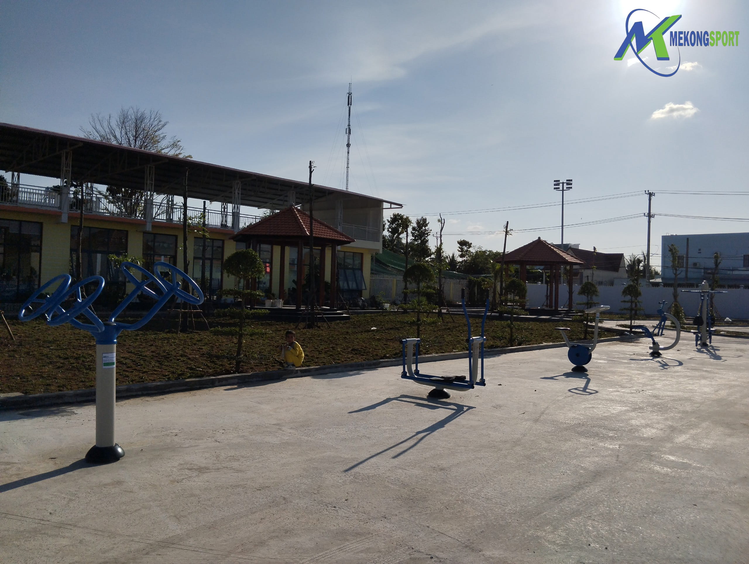 BAC LIEU – LAP DAT DUNG CU CONG VIEN TRUNG TAM HUYEN HOA BINH.mekongsport.6