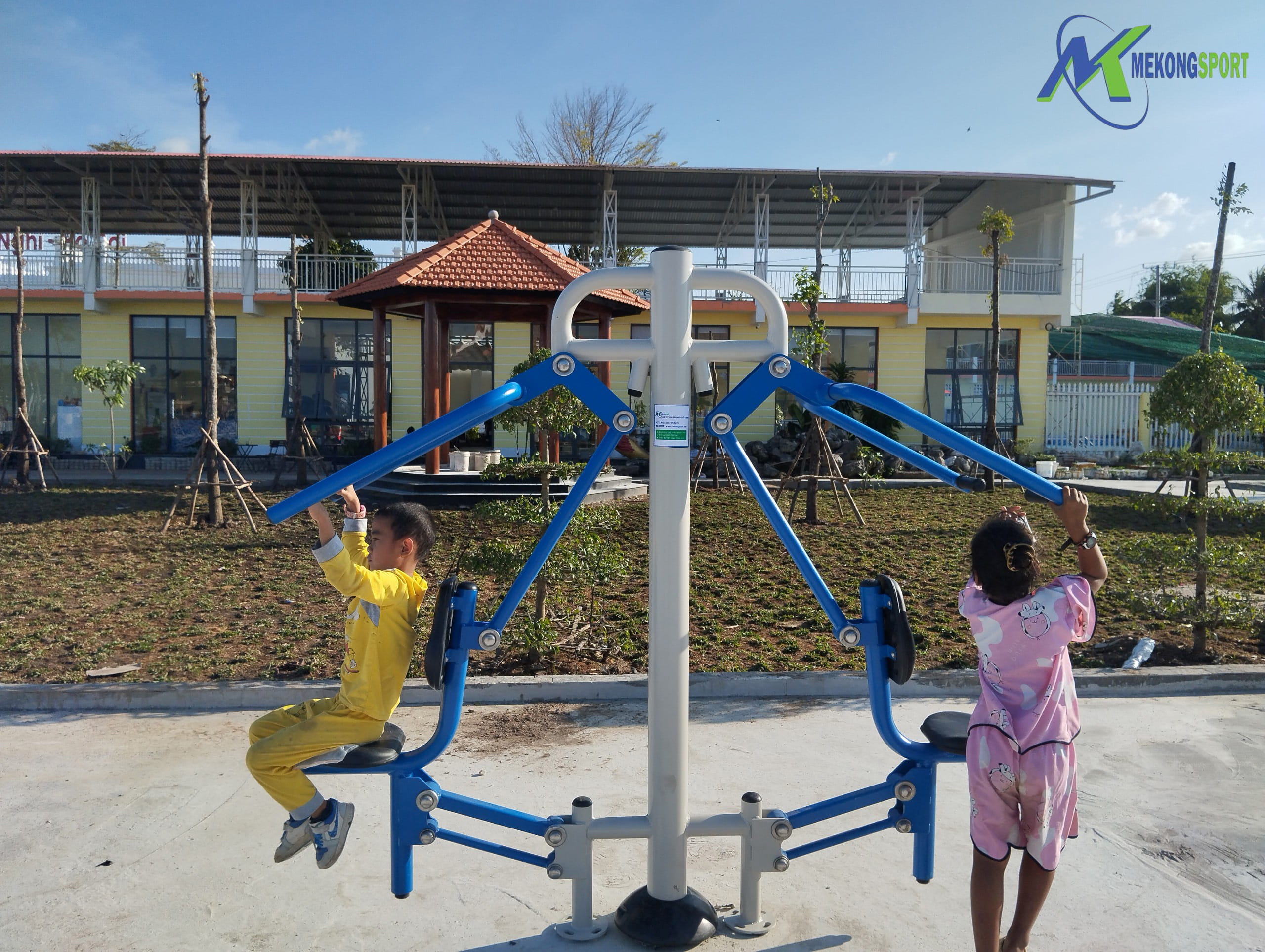 BAC LIEU – LAP DAT DUNG CU CONG VIEN TRUNG TAM HUYEN HOA BINH.mekongsport.7