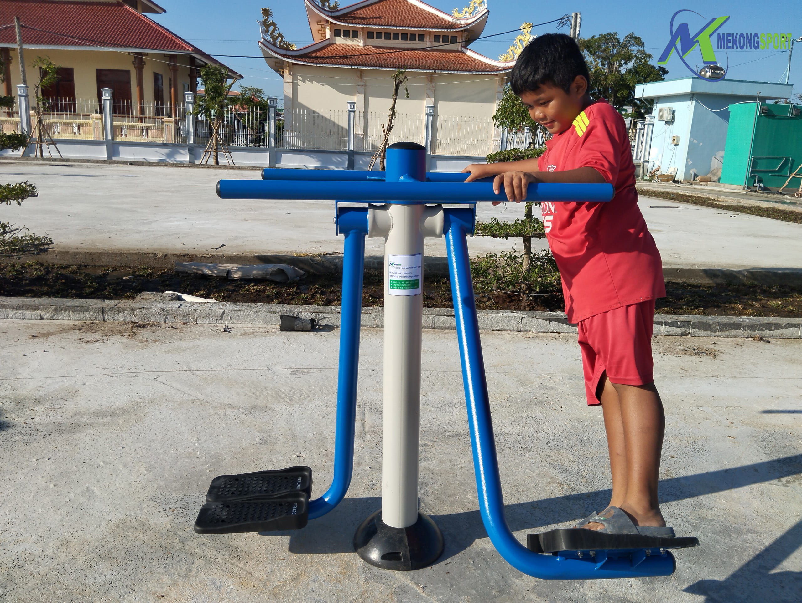 BAC LIEU – LAP DAT DUNG CU CONG VIEN TRUNG TAM HUYEN HOA BINH.mekongsport.8