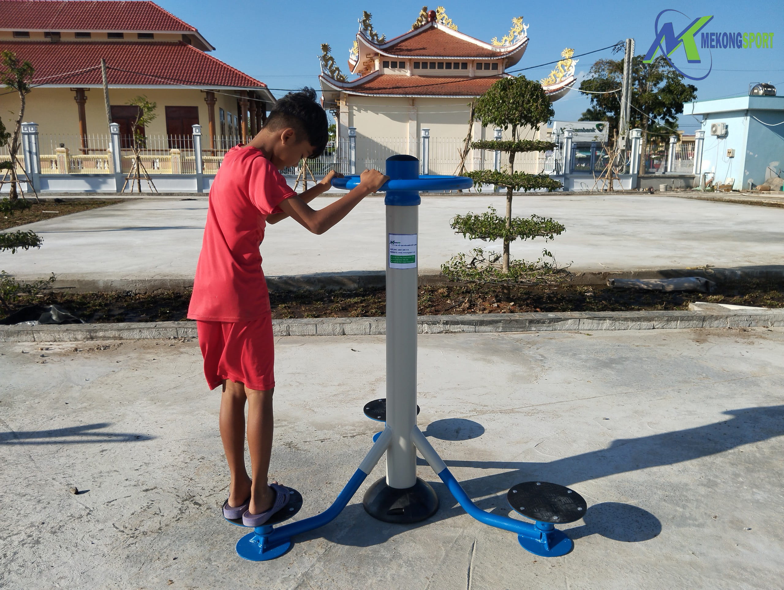 BAC LIEU – LAP DAT DUNG CU CONG VIEN TRUNG TAM HUYEN HOA BINH.mekongsport.9