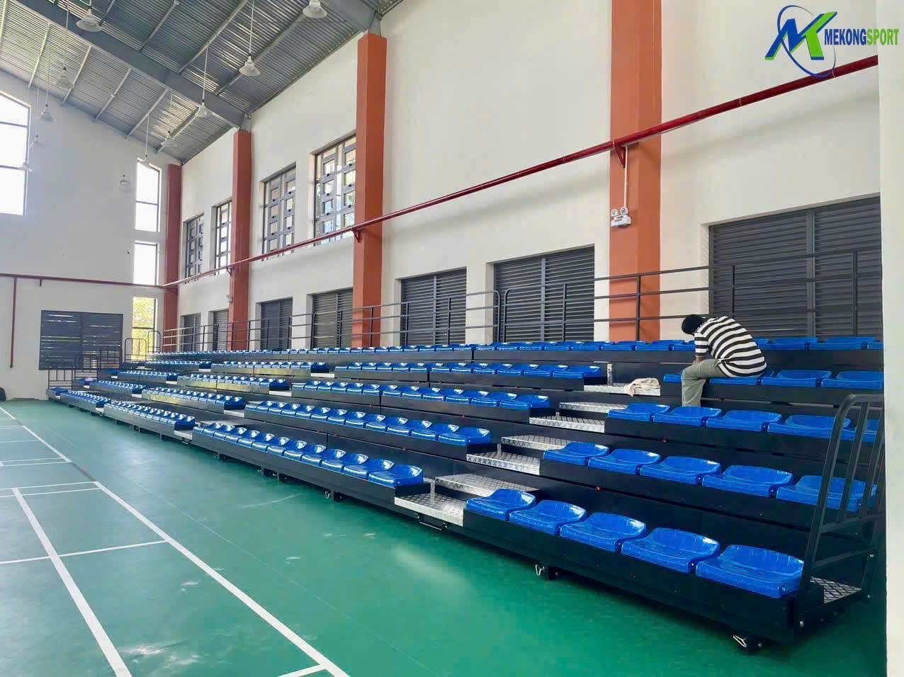 BINH CHANH – TP.HO CHI MINH KHAN DAI XEP 430 CHO NGOI LAP DAT TRONG NHA THI DAU.mekongsport.17