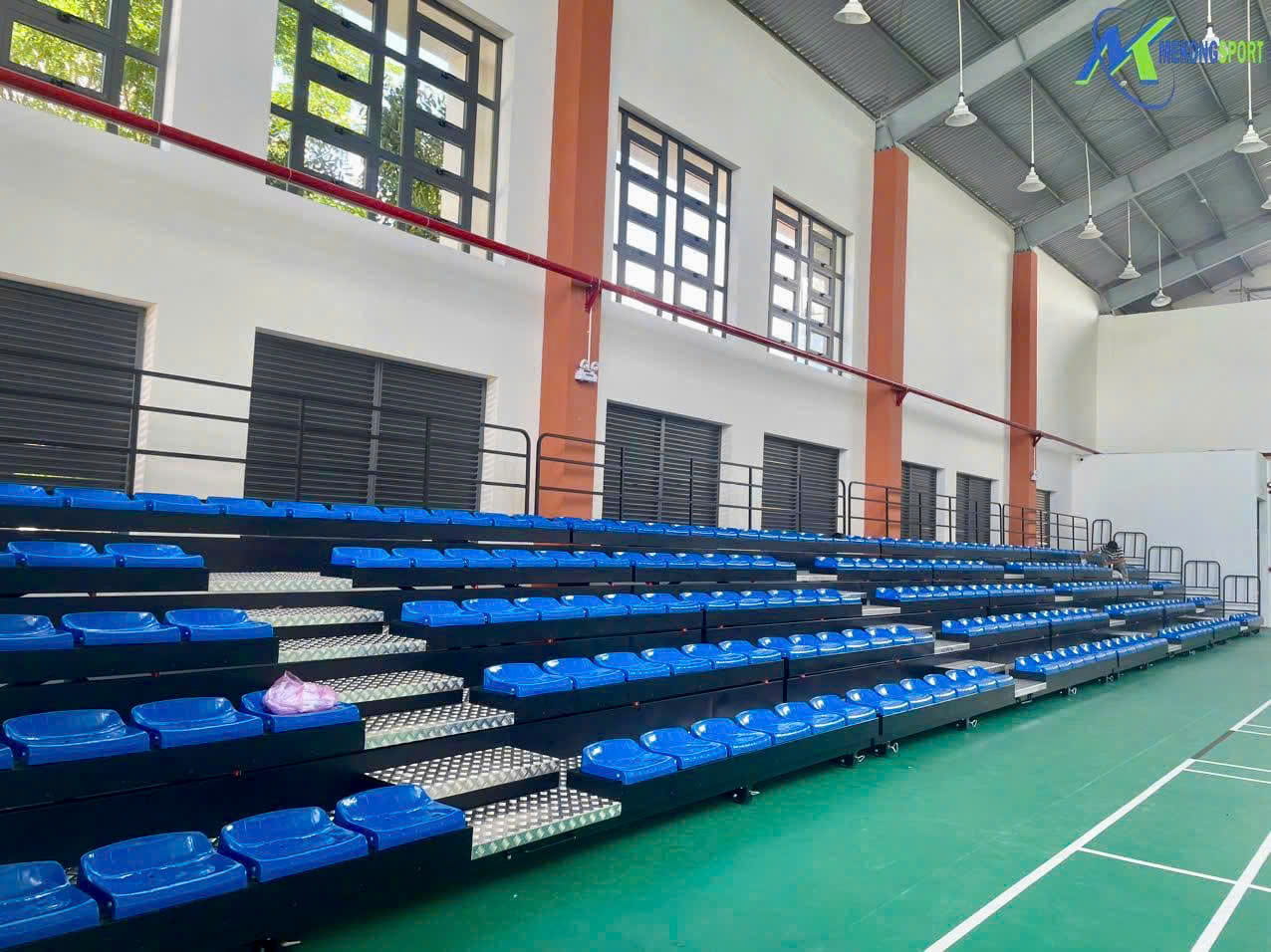 BINH CHANH – TP.HO CHI MINH KHAN DAI XEP 430 CHO NGOI LAP DAT TRONG NHA THI DAU.mekongsport.2