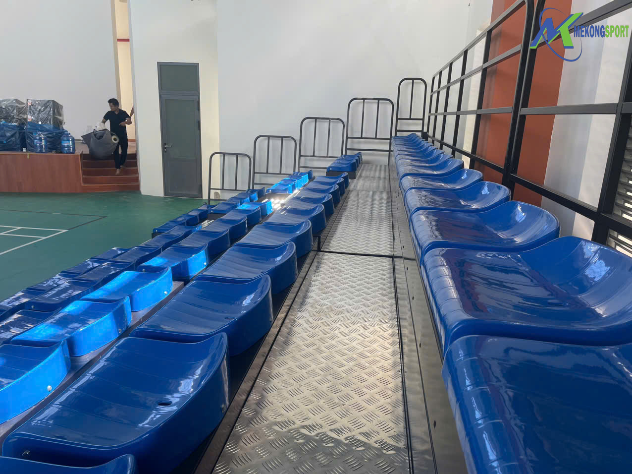 BINH CHANH – TP.HO CHI MINH KHAN DAI XEP 430 CHO NGOI LAP DAT TRONG NHA THI DAU.mekongsport.26