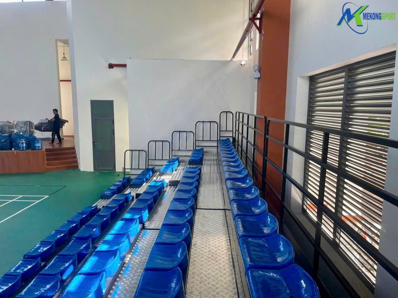 BINH CHANH – TP.HO CHI MINH KHAN DAI XEP 430 CHO NGOI LAP DAT TRONG NHA THI DAU.mekongsport.4