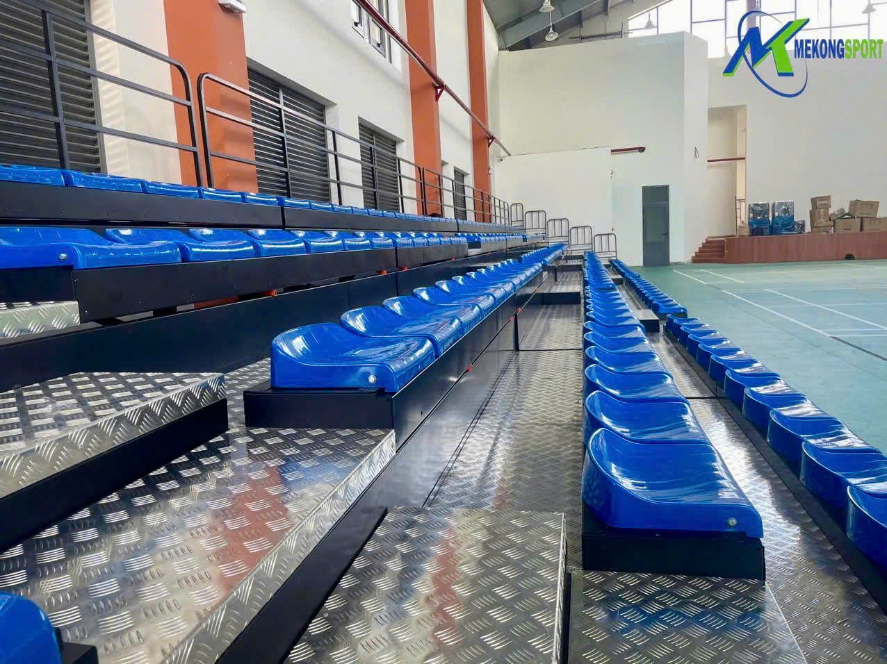 BINH CHANH – TP.HO CHI MINH KHAN DAI XEP 430 CHO NGOI LAP DAT TRONG NHA THI DAU.mekongsport.6