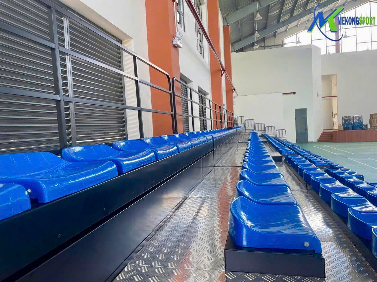 BINH CHANH – TP.HO CHI MINH KHAN DAI XEP 430 CHO NGOI LAP DAT TRONG NHA THI DAU.mekongsport.7