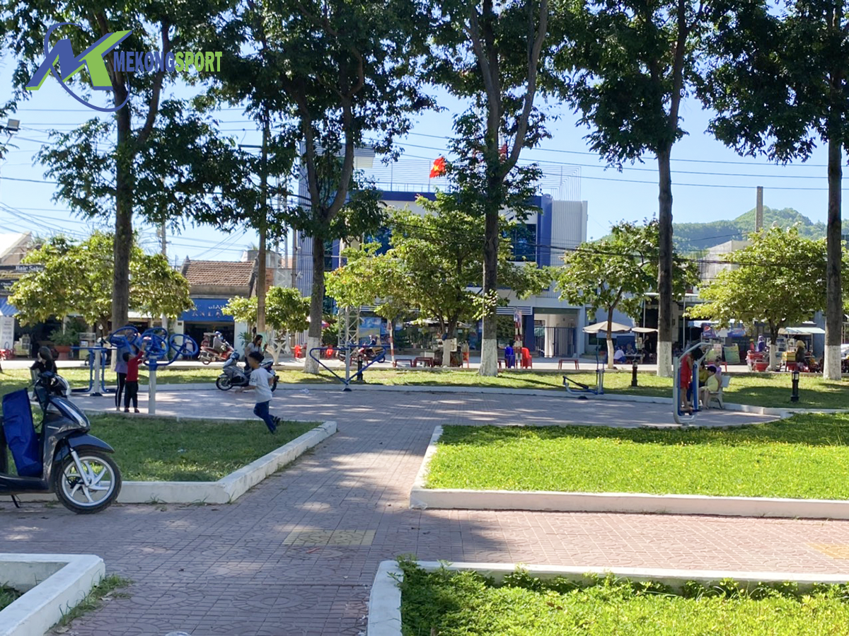 Bình Định: Công Viên Thị Xã An Nhơn Tươi Trẻ Hơn Với Cụm Máy Tập Ngoài Trời 4 0BIG dung cu the thao ngoai troi%201