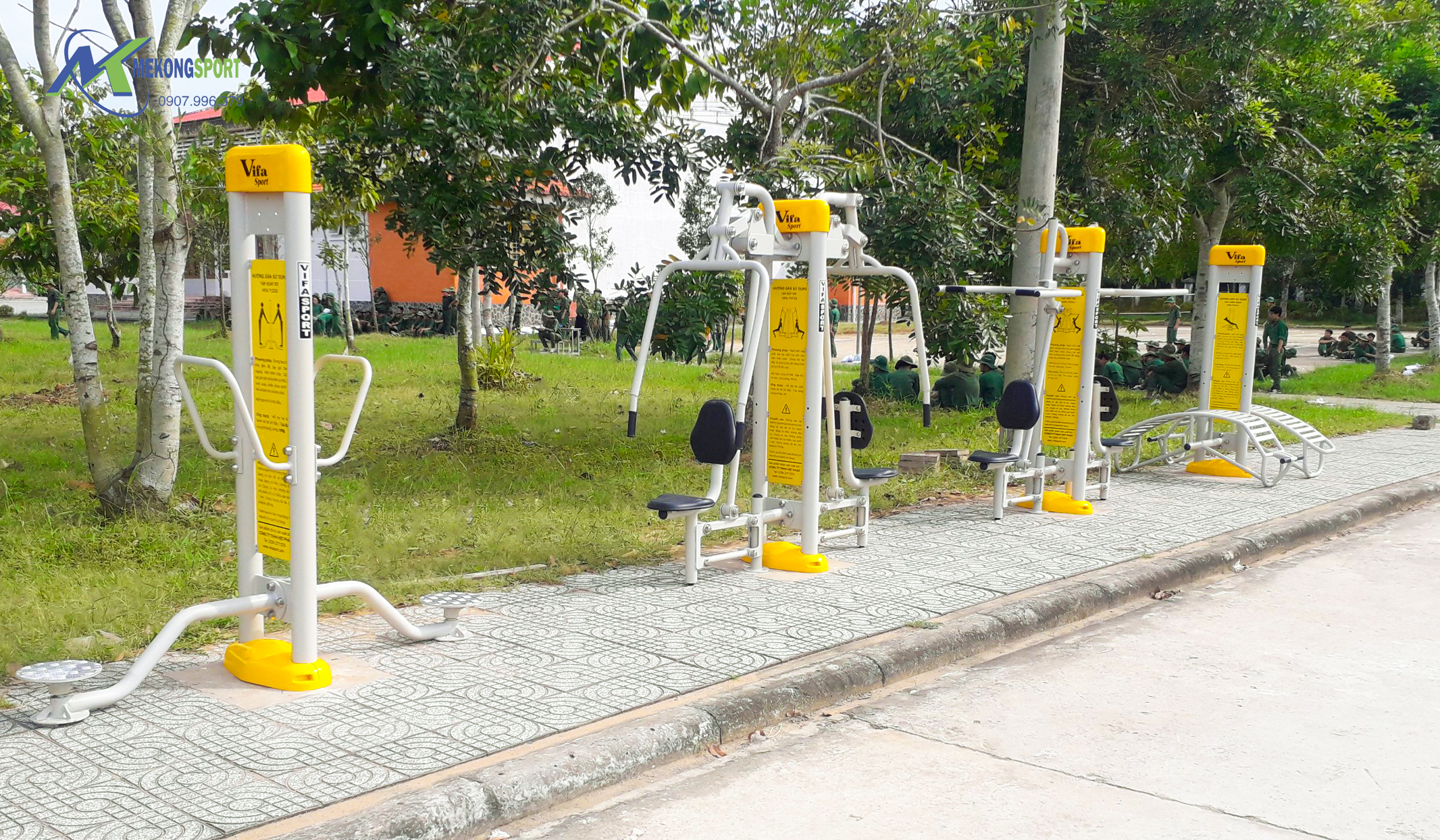 4epH may tap the thao cong vien 2