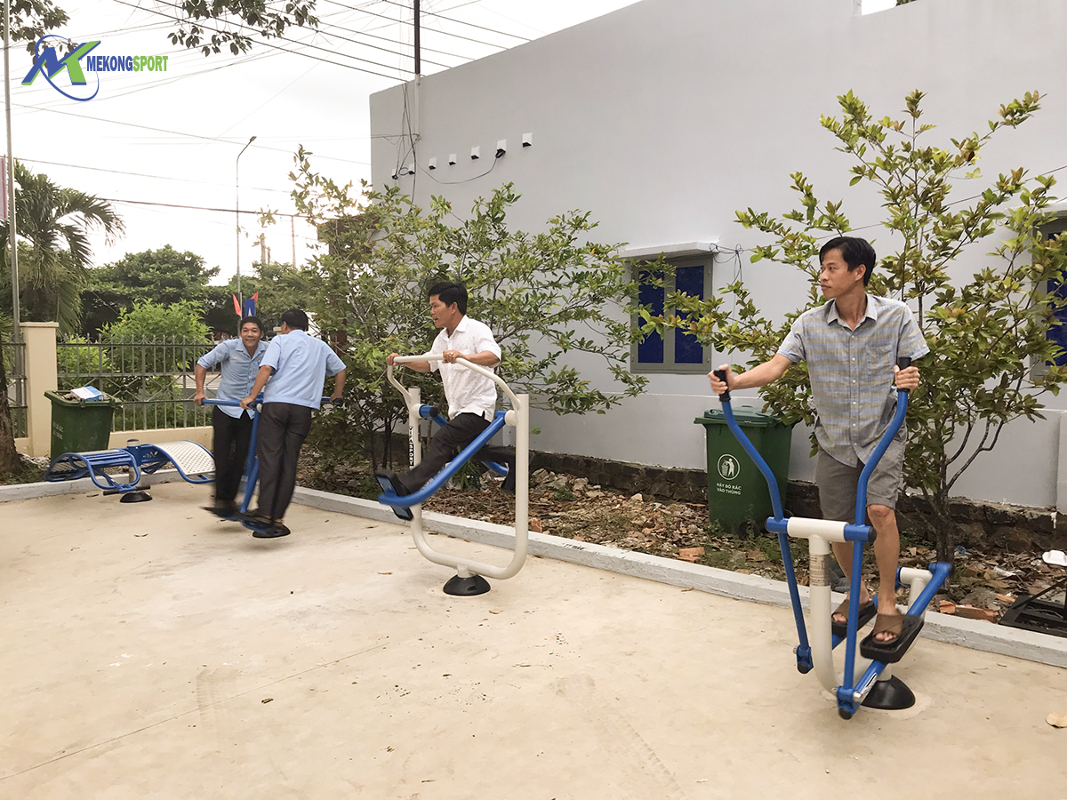 4zVl may tap cong vien%204