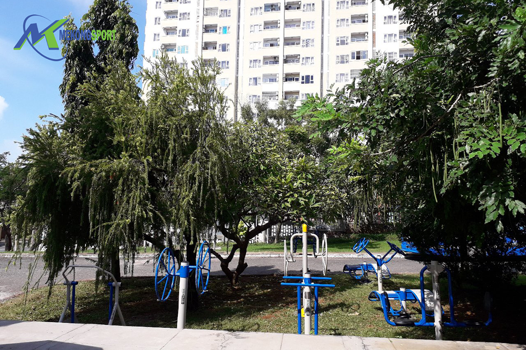 7IeN lap dat mat tap the thao ngoai troi resort%20(2)