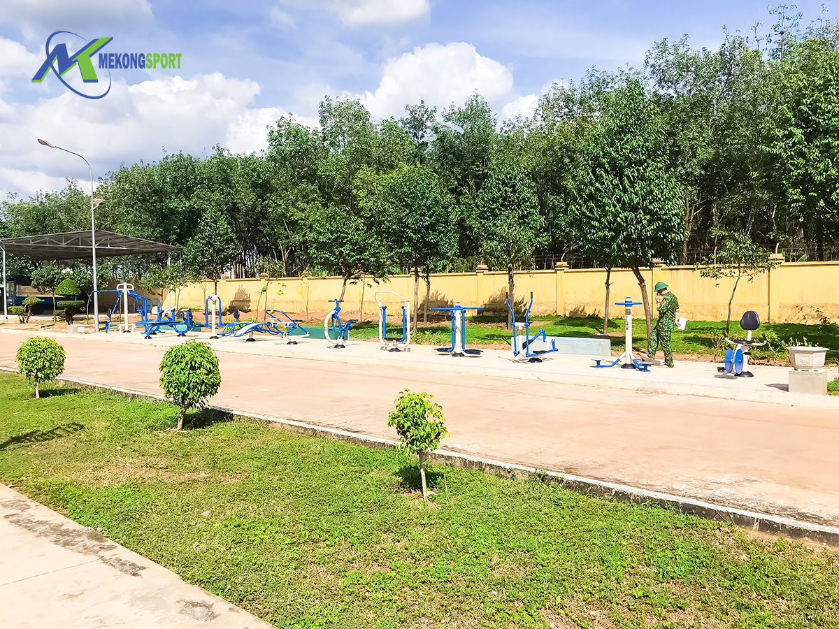 8KKC cum may tap the duc ngoai troi%202