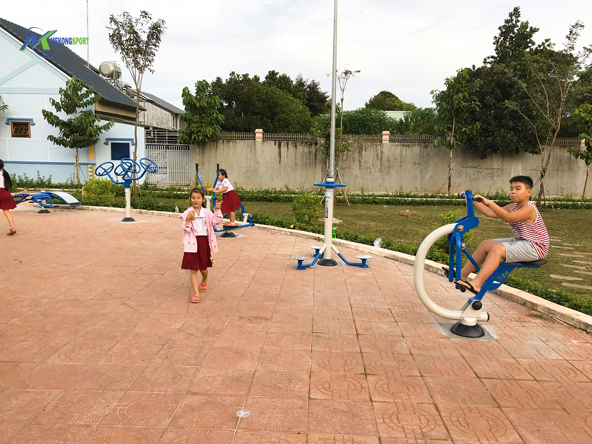 Bình Phước: Máy Tập Công Viên Đến Với Huyện Biên Giới Tiếp Giáp Campuchia – Huyện Lộc Ninh Tỉnh Bình Phước 17 JG9y thiet bi the duc cong vien%2020