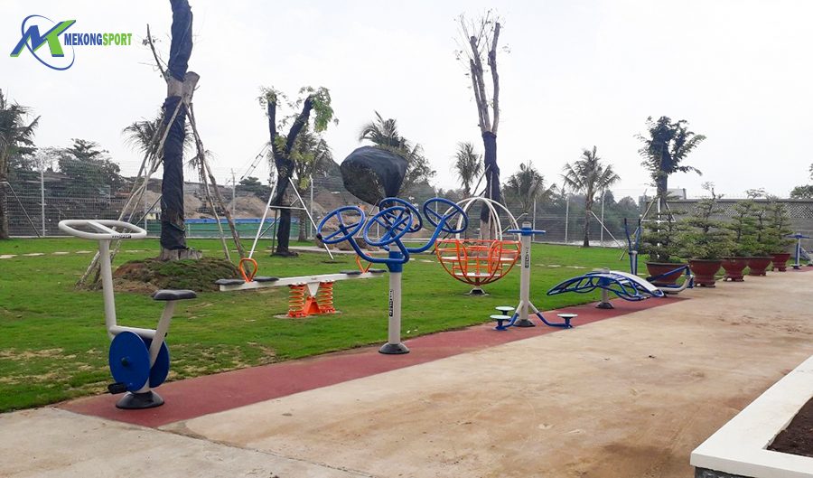 OmWq thiet bi the thao cong vien%204