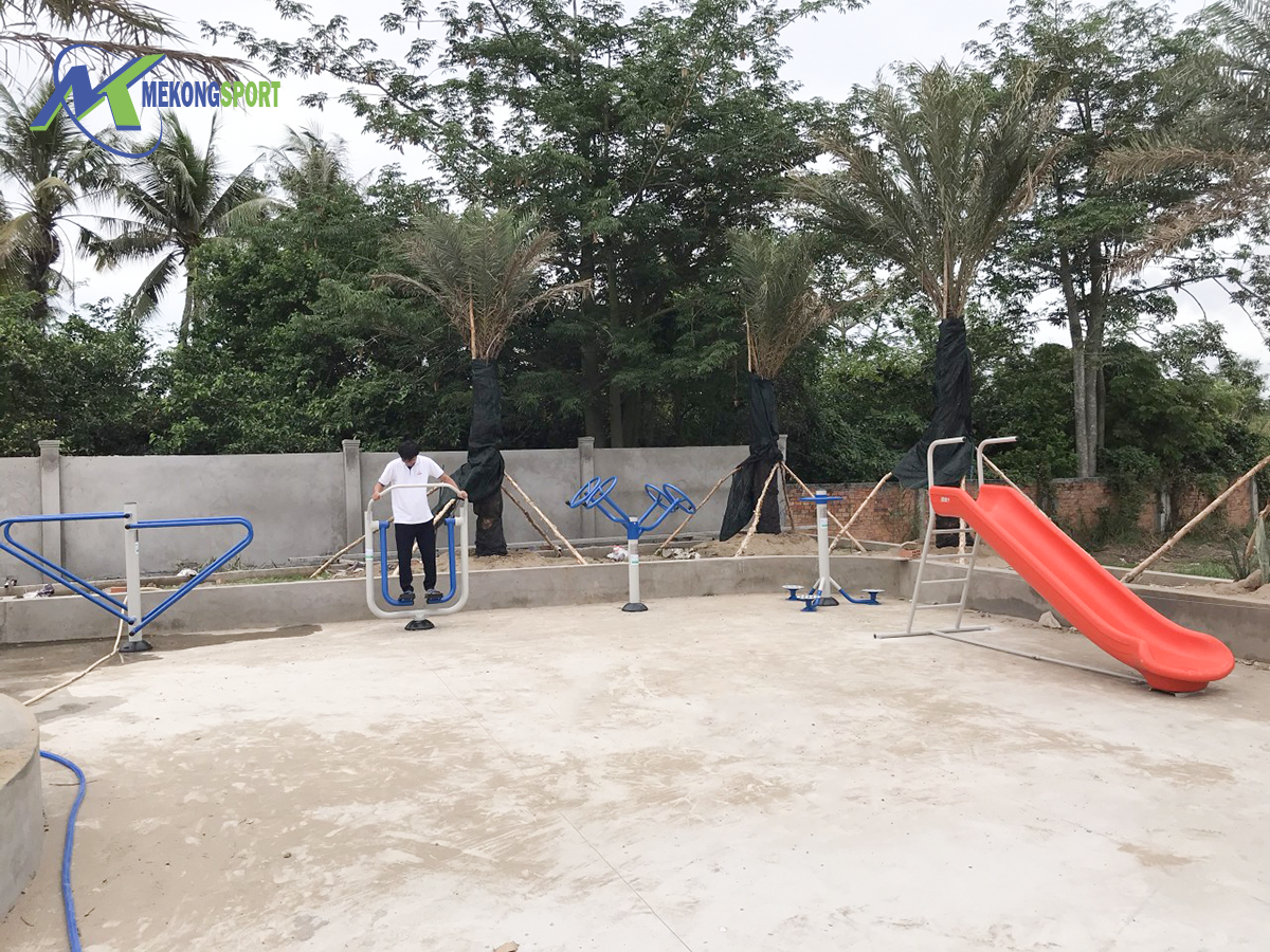 PLOO cum tro choi tre em%205