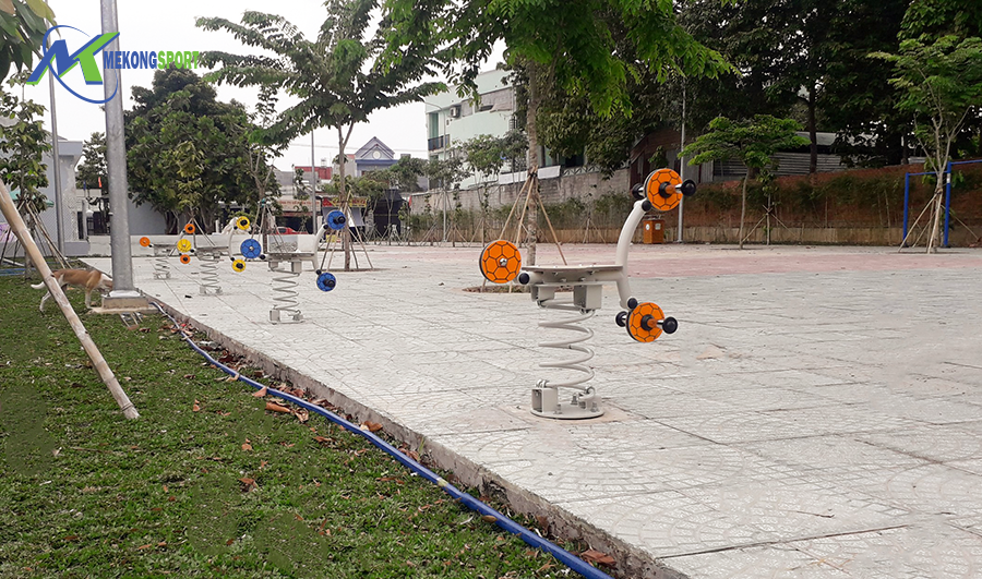 TNhD may tap the thao ngoai troi%201