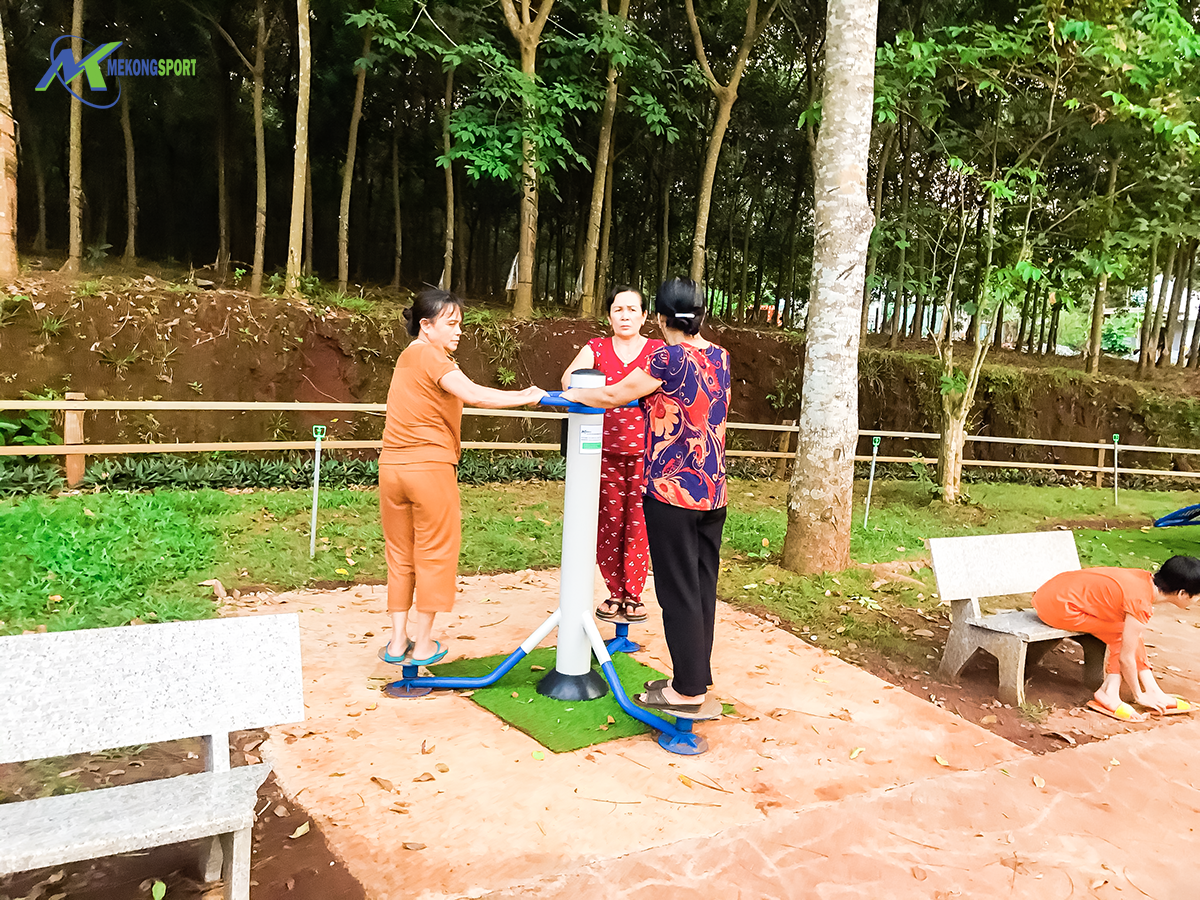 UneD thiet bi cong vien%204