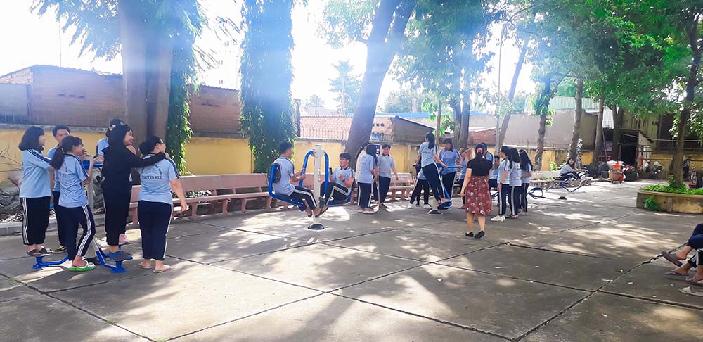Vu0A truong thpt nguyen hue lap dat 9 thiet bi the thao ngoai troi%20(3)