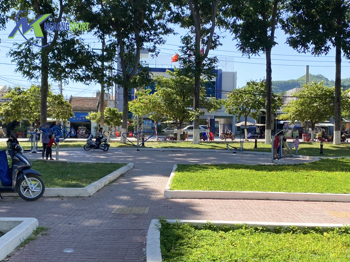 Bình Định: Công Viên Thị Xã An Nhơn Tươi Trẻ Hơn Với Cụm Máy Tập Ngoài Trời 3 WIVu dung cu the thao ngoai troi%203
