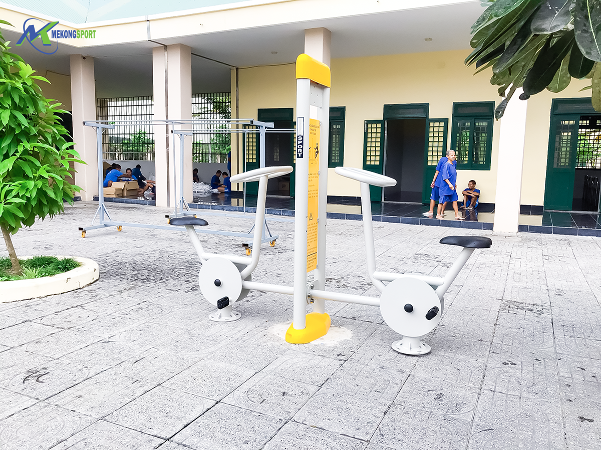 t0x1 thiet bi the thao cong vien%2010