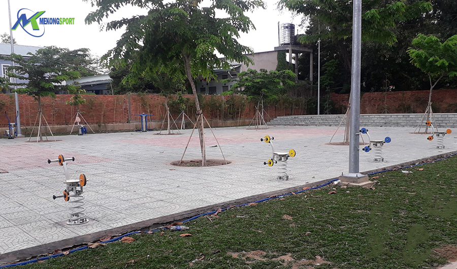 vIuK may tap the thao ngoai troi%204