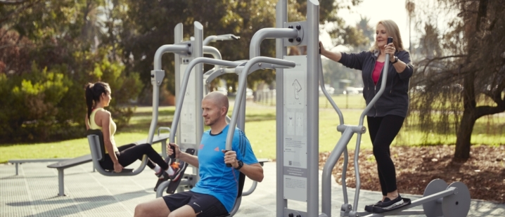 máy tập thể dục tại công viên