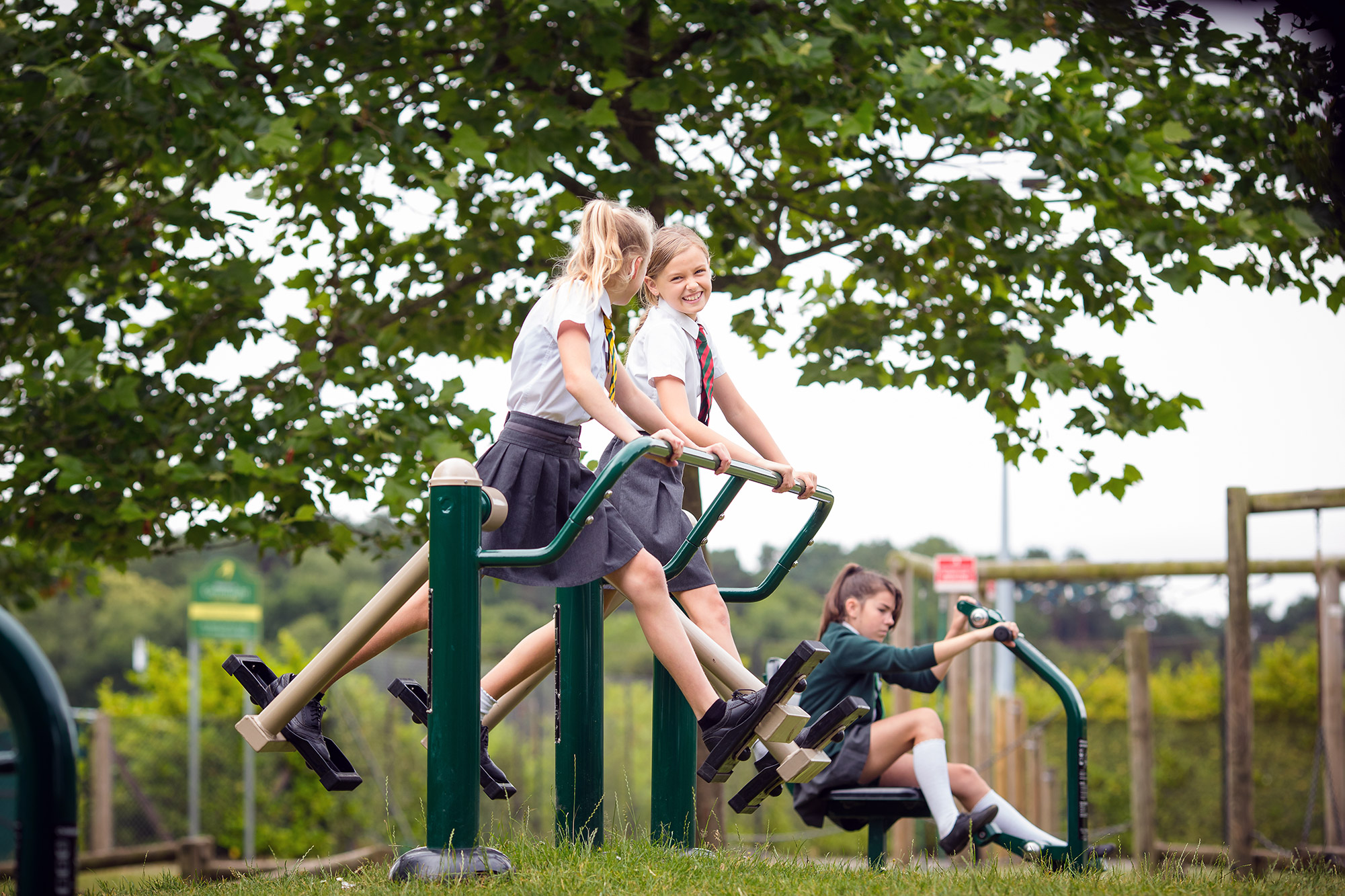 dụng cụ thể thao ngoài trời lắp đặt tại trường học