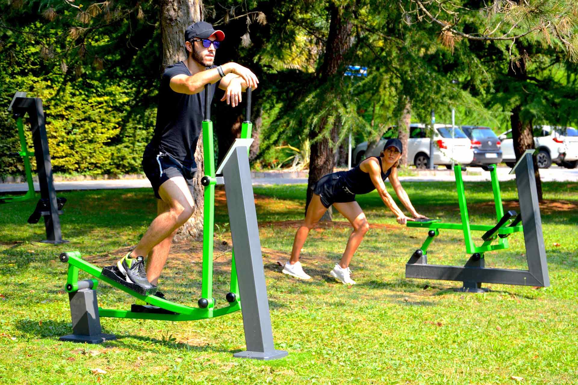 bài tập cardio với thiết bị tập trượt tuyết ngoài trời