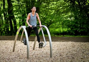 bai tap cardio voi thiet bi the thao ngoai troi may tap di bo tren khong e1671982024634