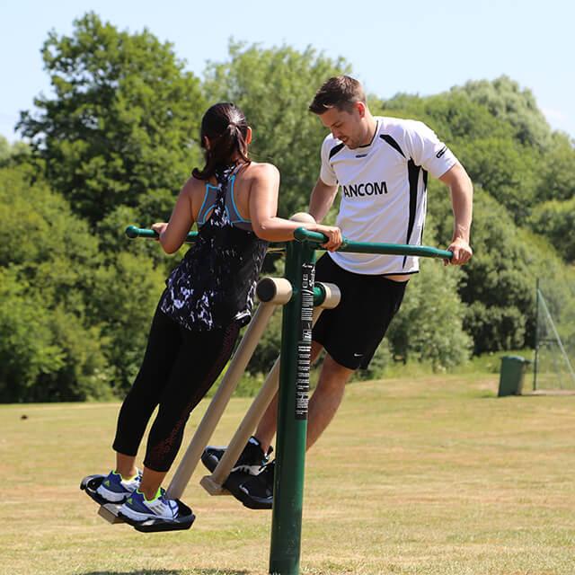 cách tập cardio với thiết bị thể dục ngoài trời