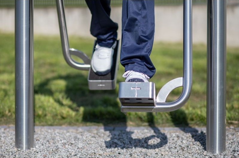 huong dan tap chan voi may tap cong vien