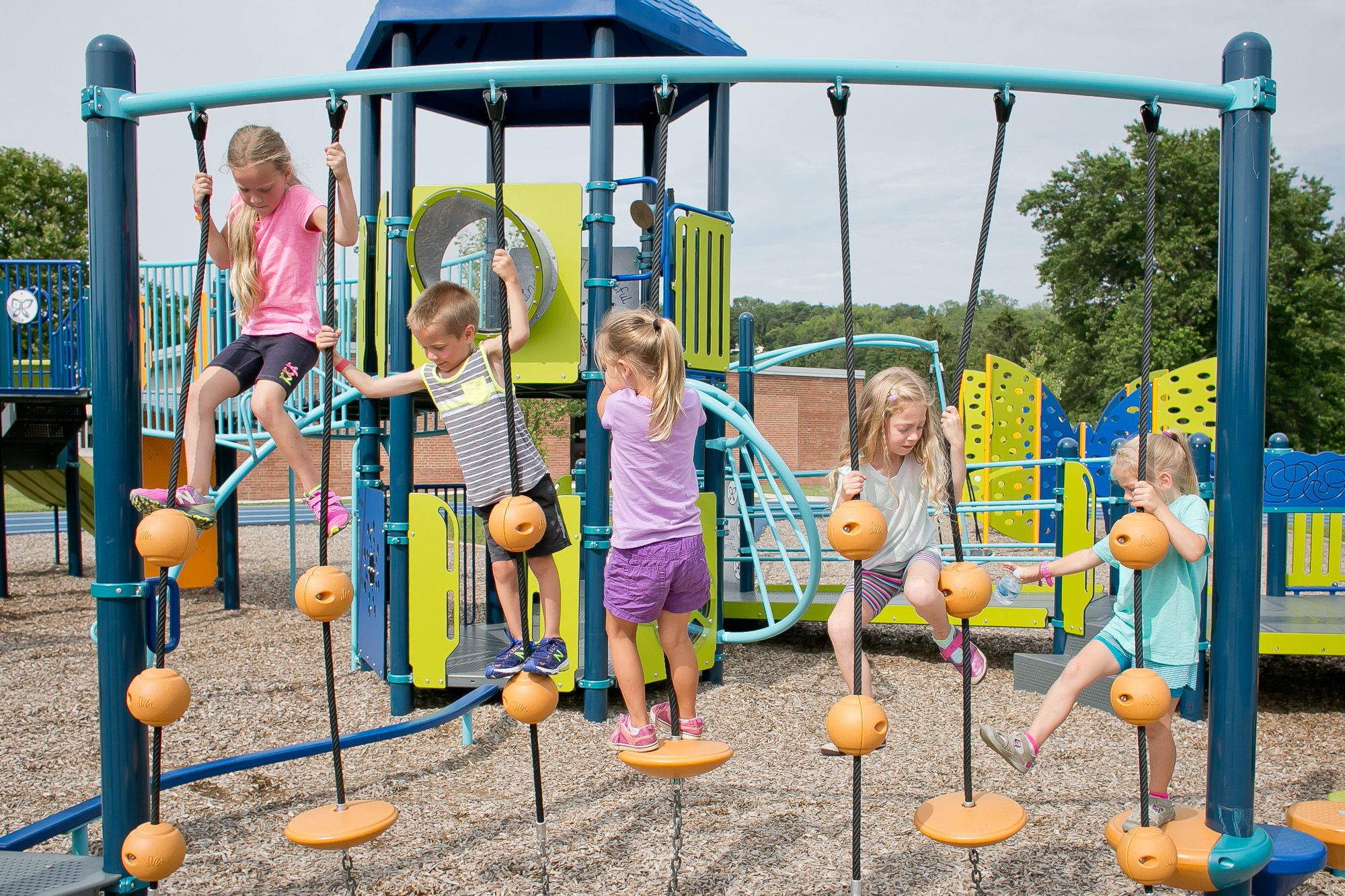 Lưu ý khi lắp đặt khu vui chơi trẻ em ngoài trời an toàn