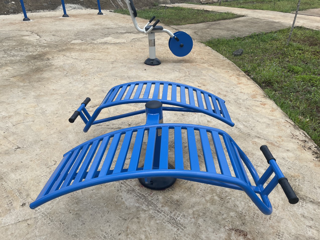 dung cu tap bung ngoai troi