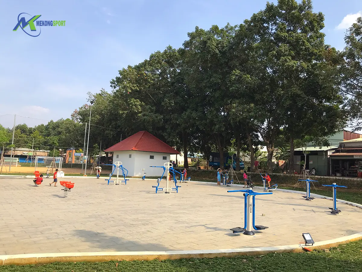 các thiết bị thể dục ngoài trời ở công viên phổ biến